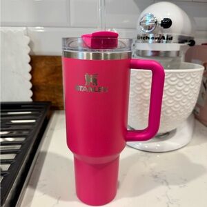 Stanley fuschia 40 ounce  quencher cup with handle